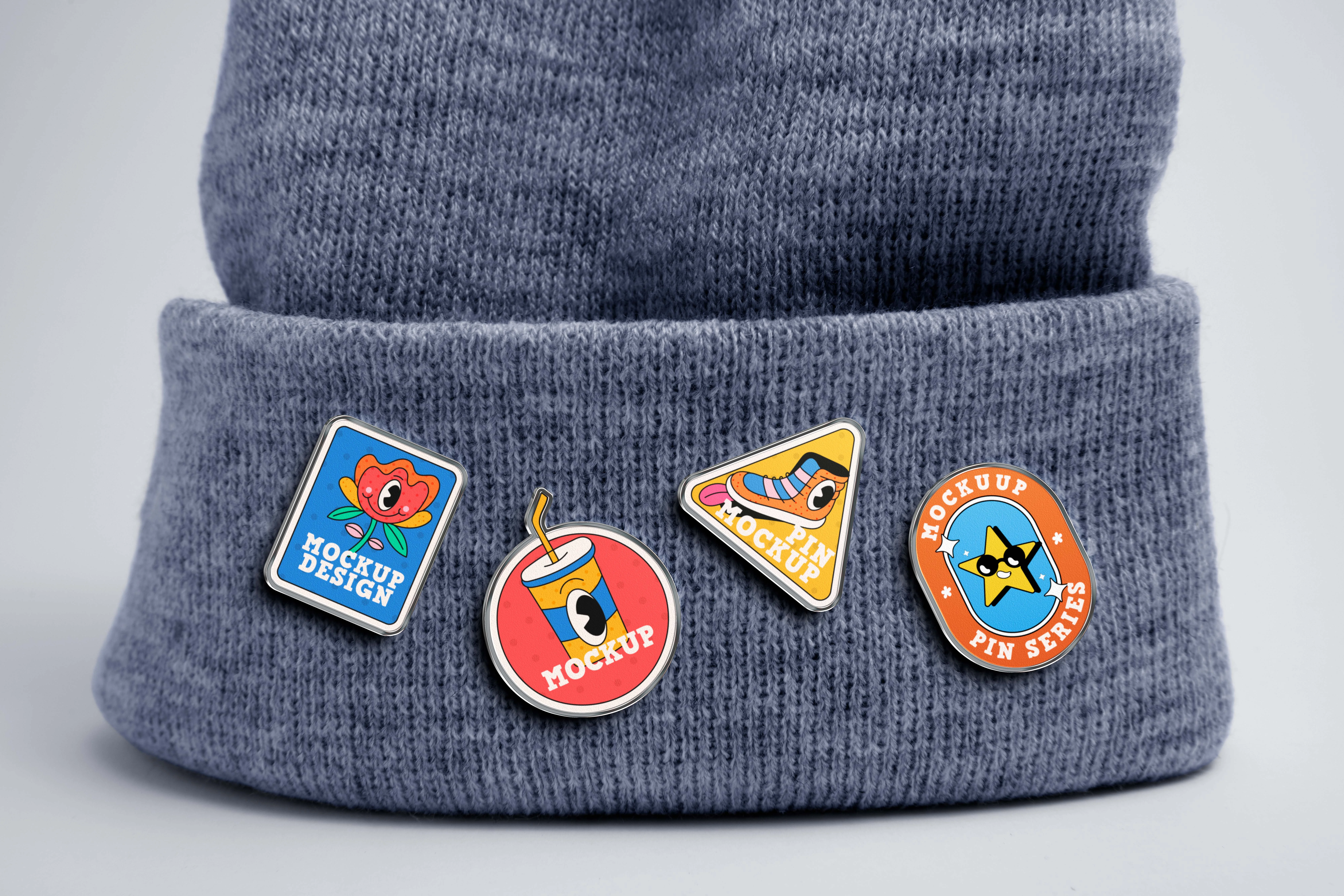 Kolorowe pinsy na czapce